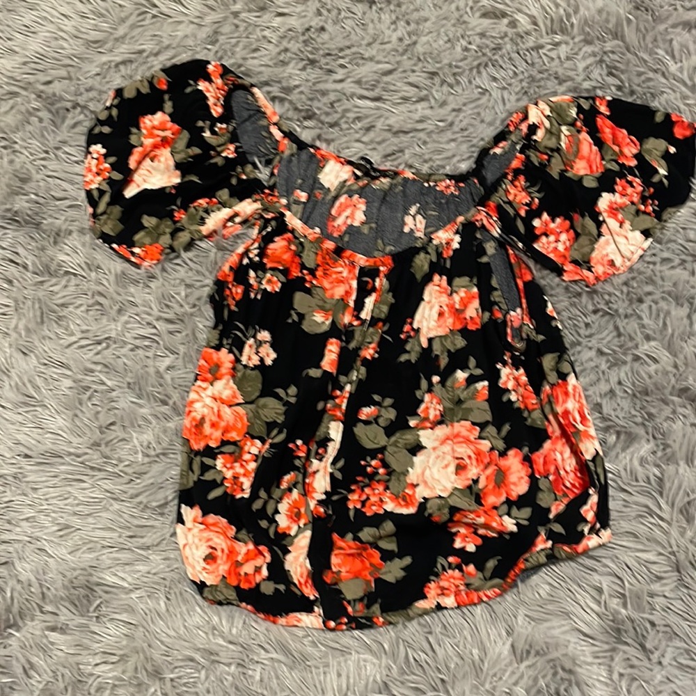 abercrombie and fitch short sleeve stretchy floral crop top, size medium